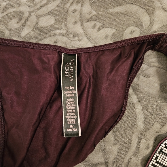 NWOT Victoria's Secret Burgundy Brazilian Panty With Rhinestone Sides - Picture 3 of 4